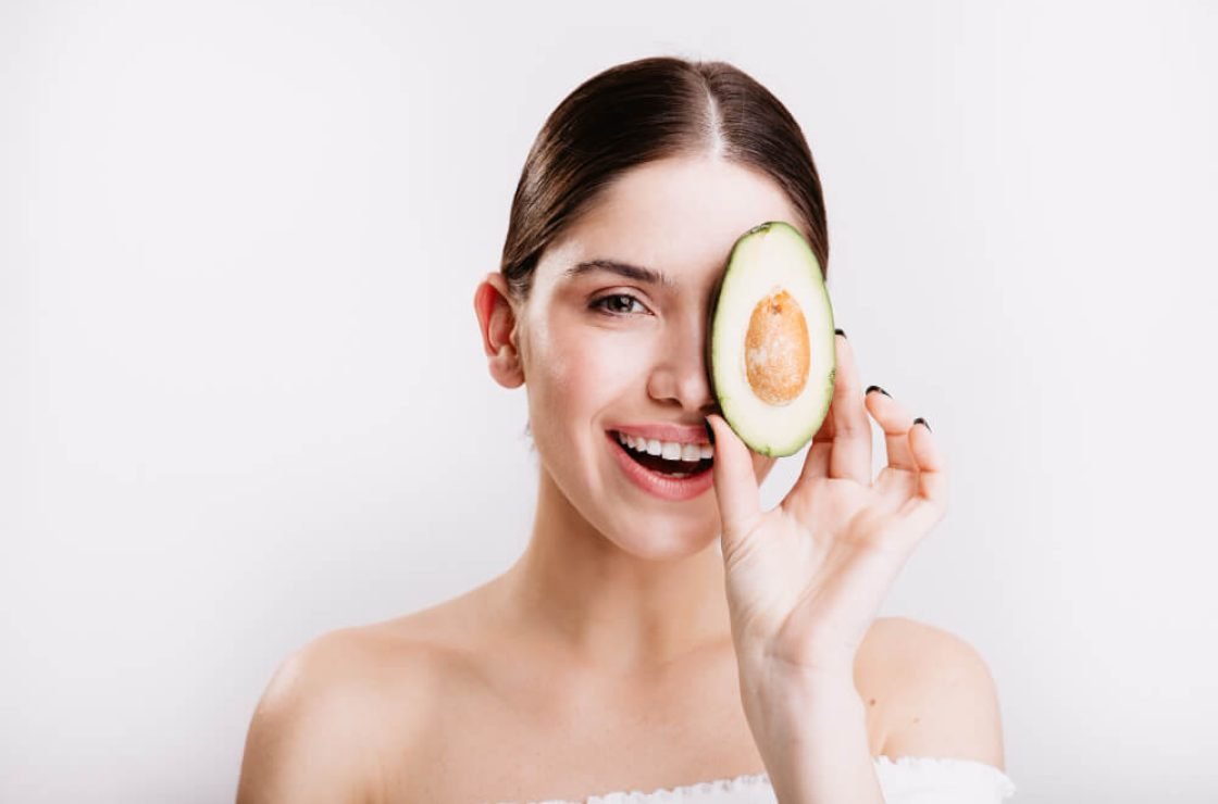A-Girl-Using-Avocado-For-Sking-Whitening