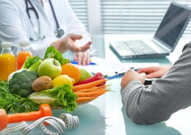 istockphoto-1204583112-612×612 Nutritionist is consulting the patient about healthy diet with vegetables and fruits. Nutrition und dieting concept